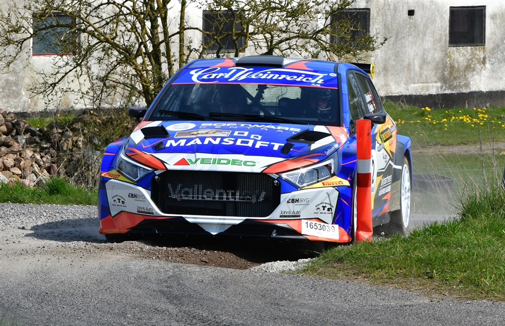 Der blev kørt stærkt og tæt på den 9,2 kilometer lange og udfordrende rallyprøve i Yding.
(Foto: Morten Dam, Specialpressen)